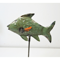 Ryba metalowa Ozdoba z recyclingu na drewnianej podstawie
